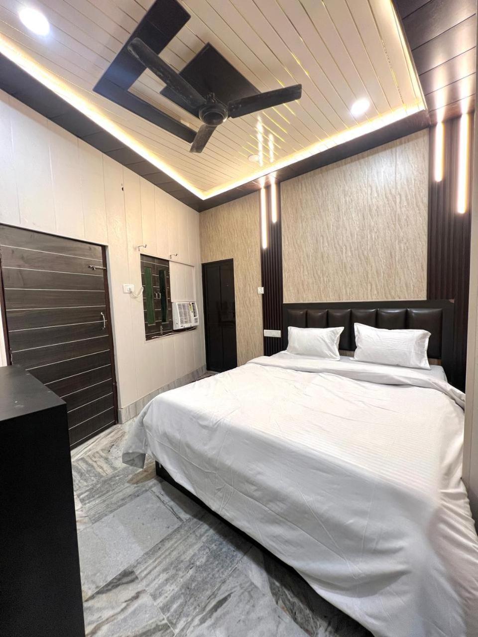 Durga P Guest House Near Harishchandra Ghat Varanasi Exterior photo